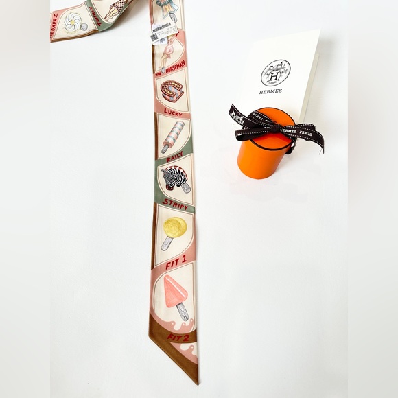 HERMES TWILLY NEW IN BOX. - Picture 12 of 16